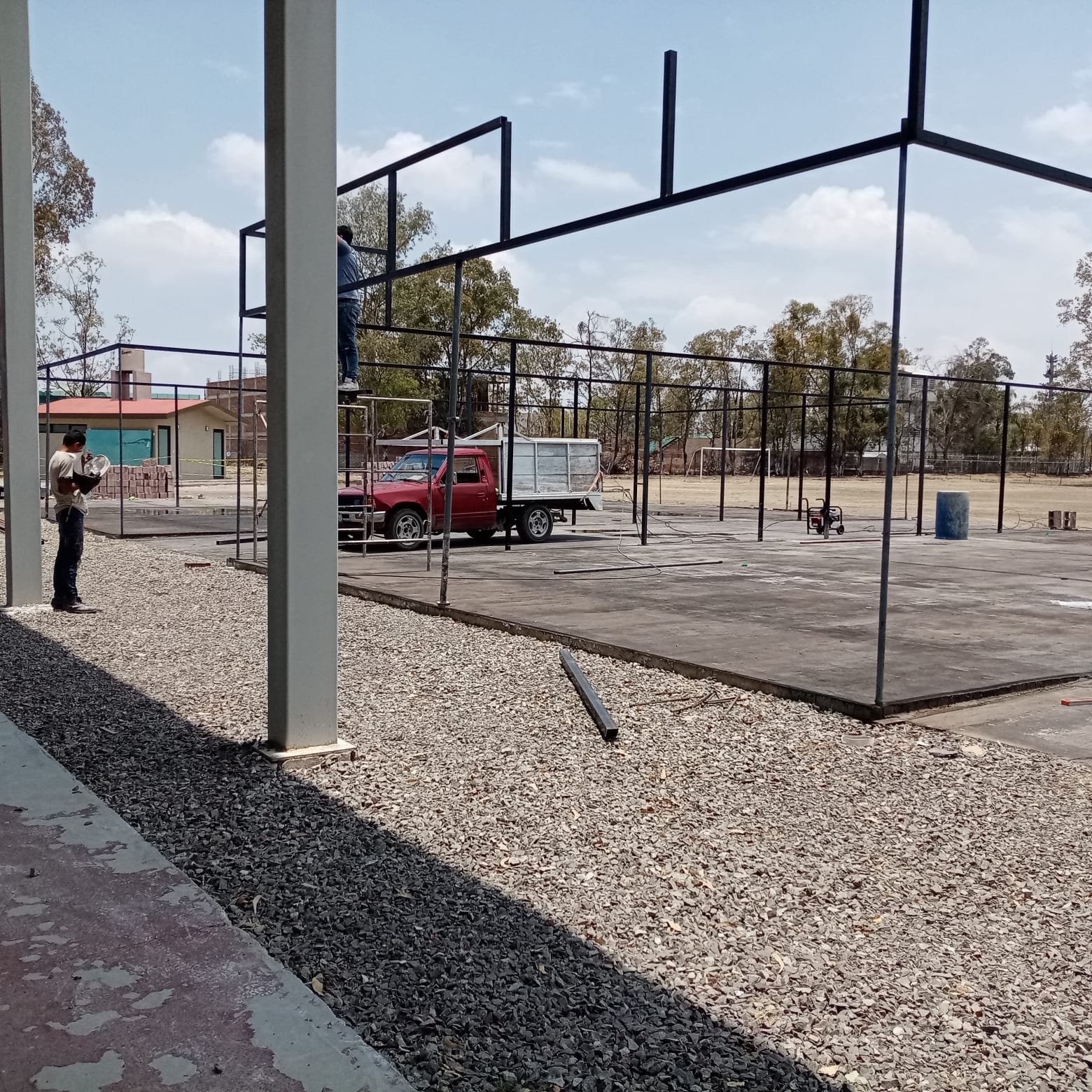 Construcción de estructura y cerramiento para cancha