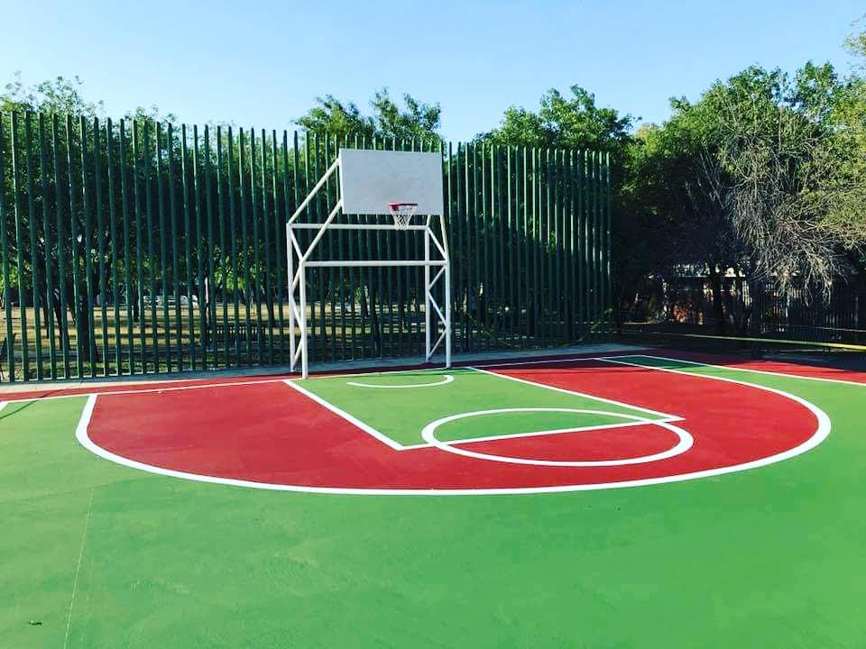 Cancha de básquetbol verde y roja