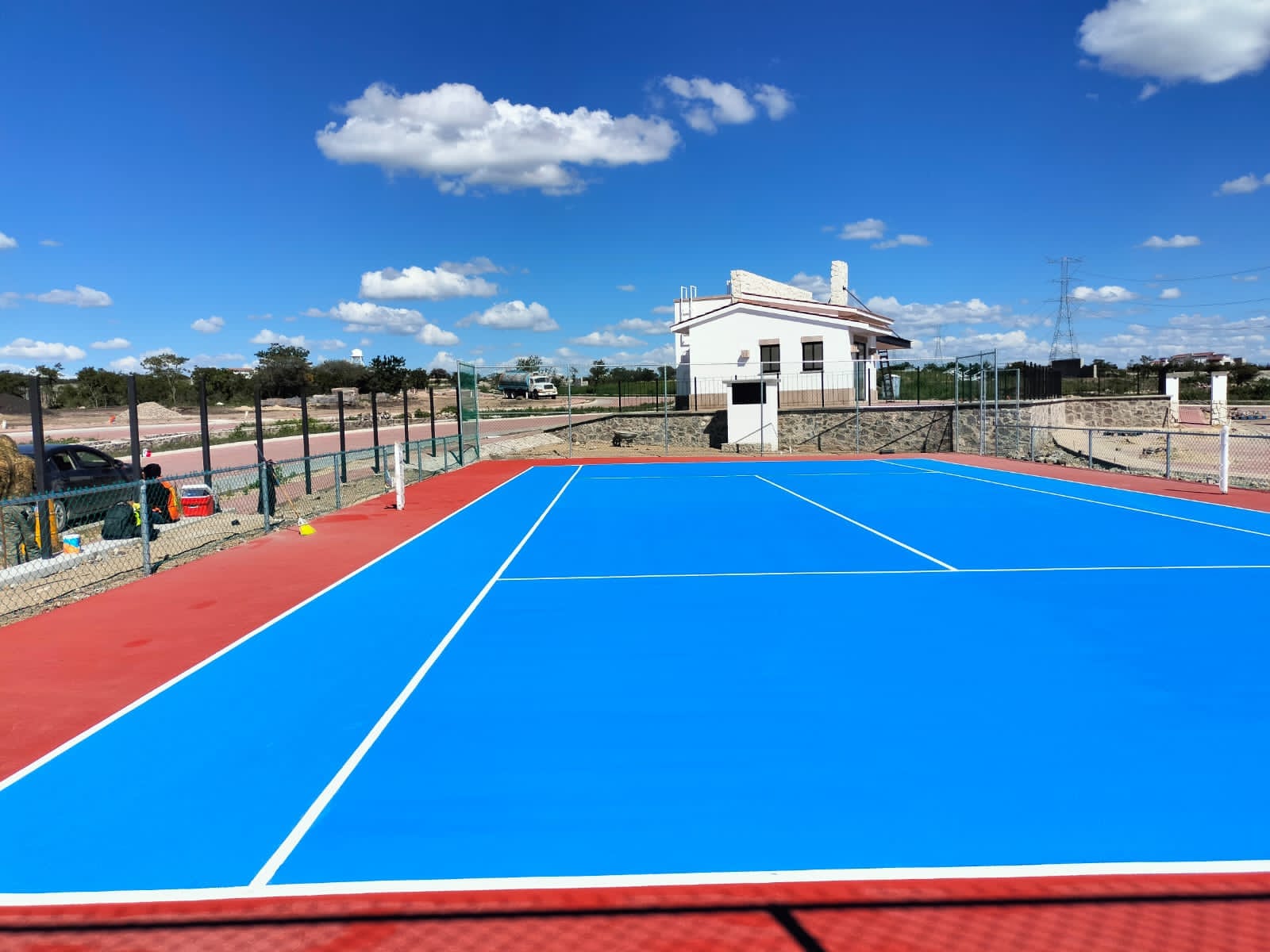 Cancha de tenis azul y roja