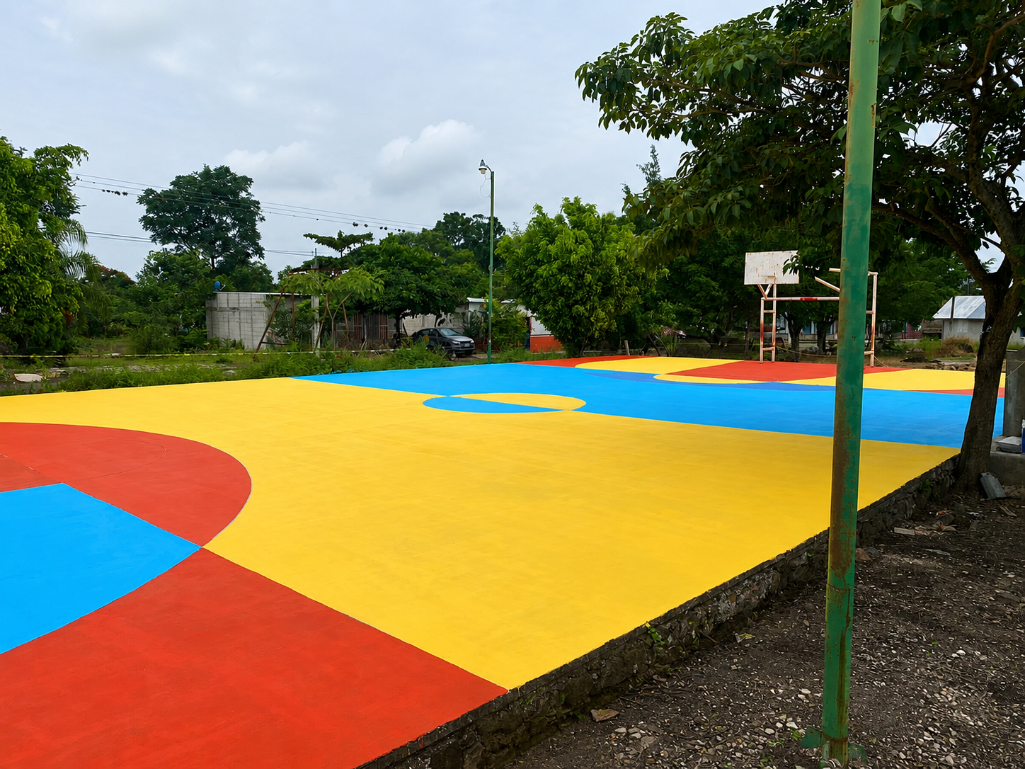 Cancha personalizada con composición geométrica en amarillo, azul y rojo