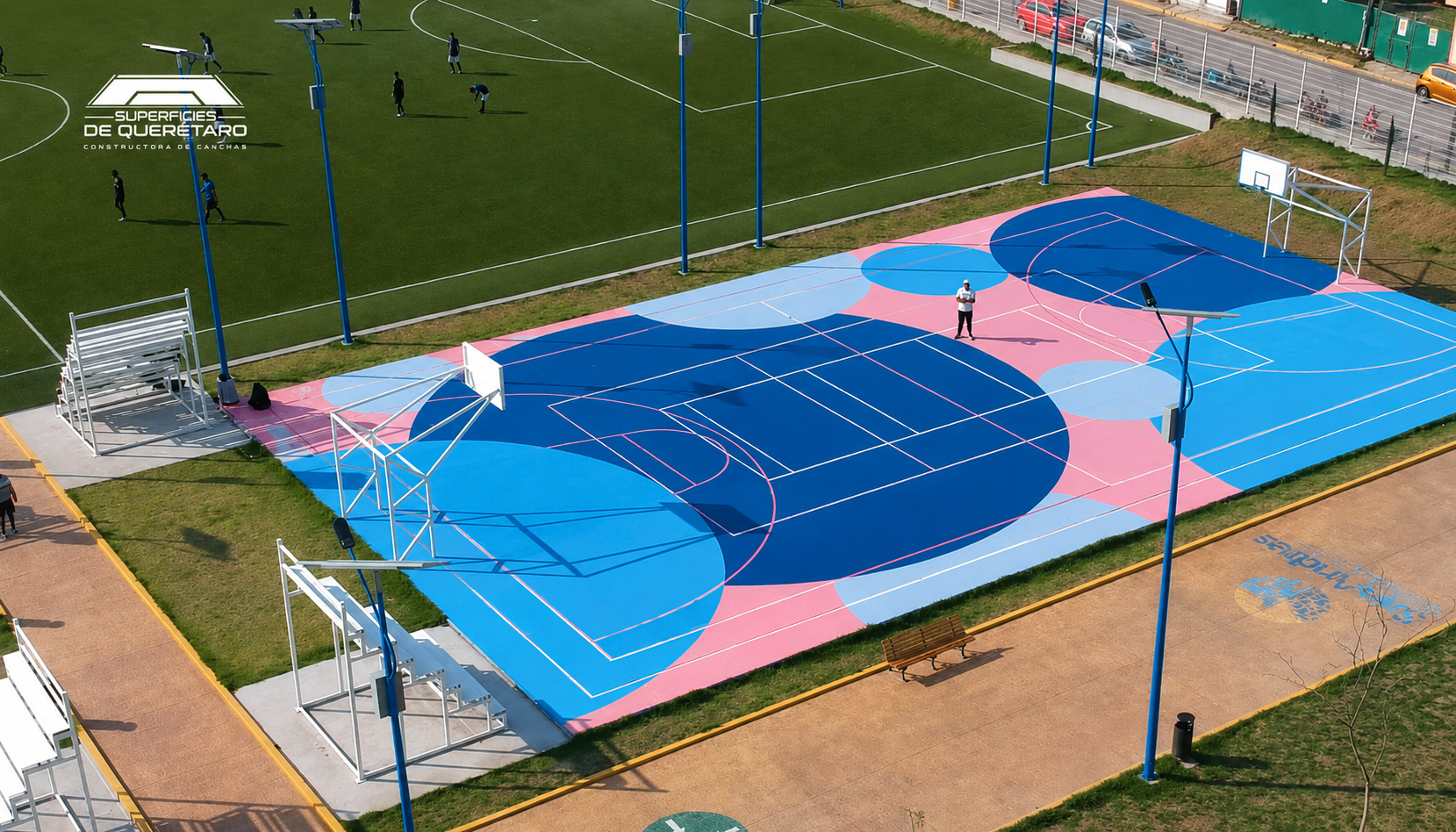 Cancha contemporánea vista desde arriba con círculos azules y rosas
