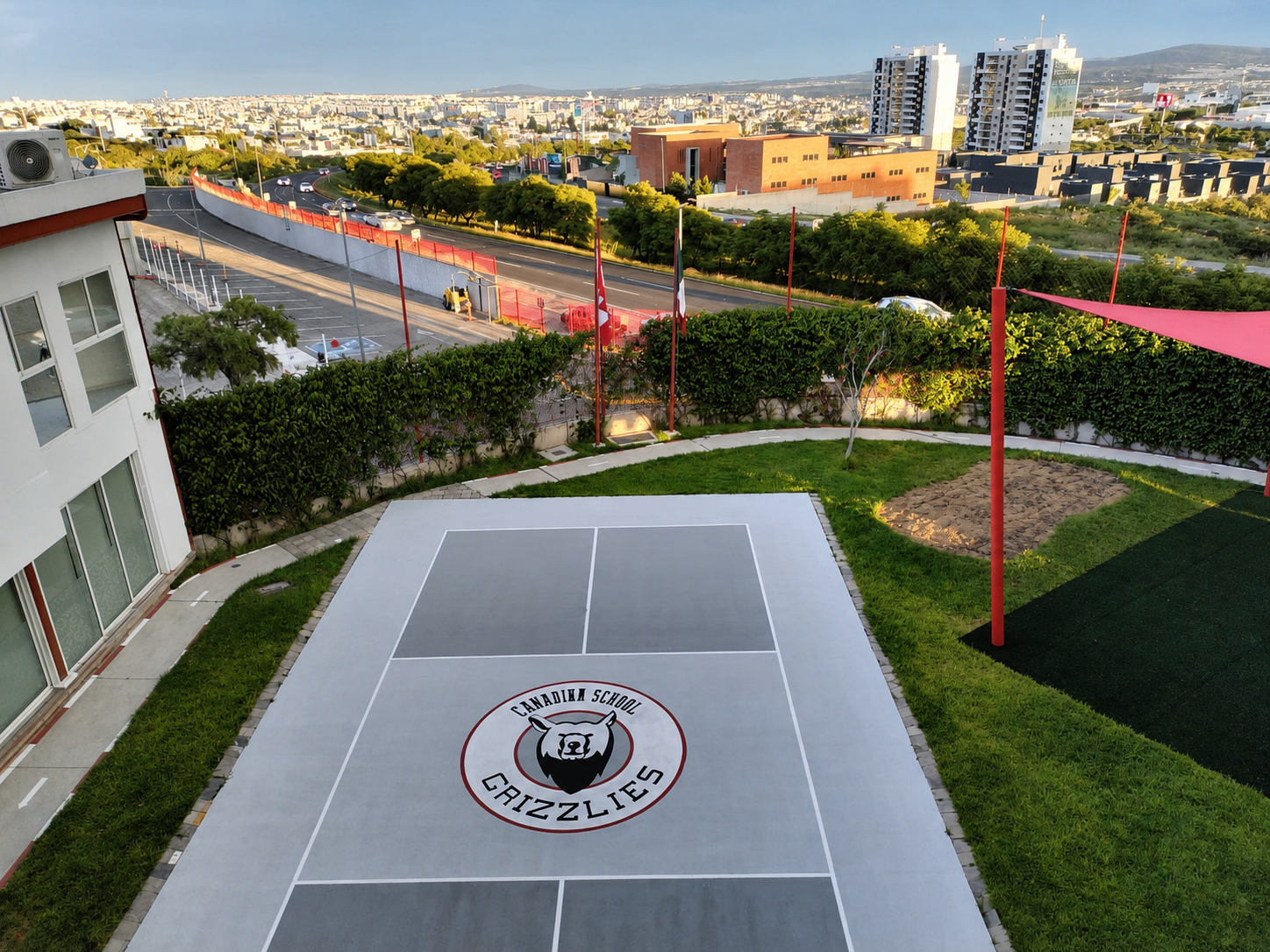 Cancha institucional gris con logotipo personalizado al centro